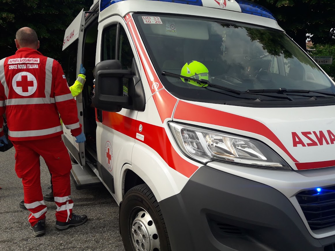 Copertina per Incidente tra auto e moto a Staranzano, centauro sbalzato a terra